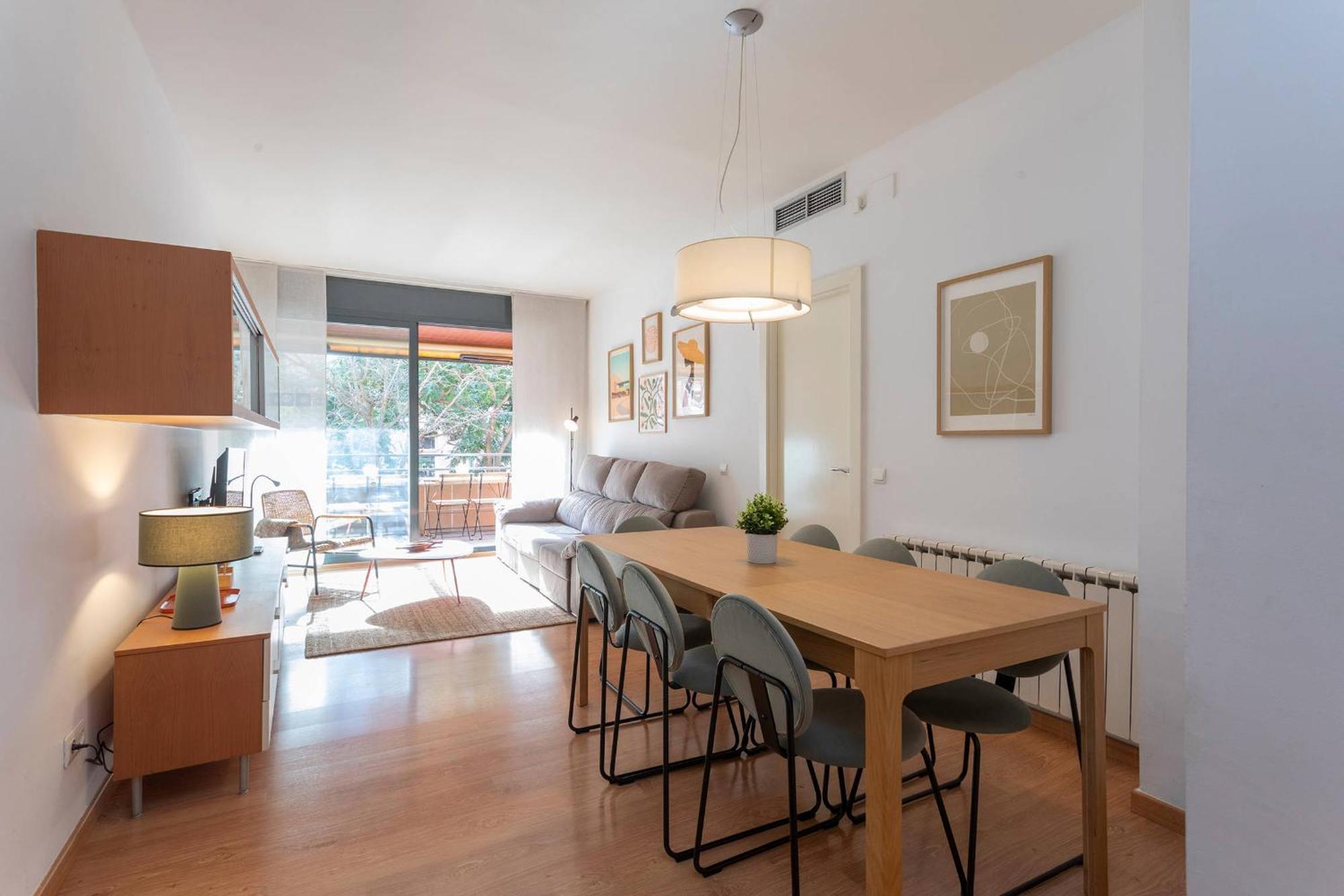 11jog1036 - Huge & Bright Train Station Apartment *